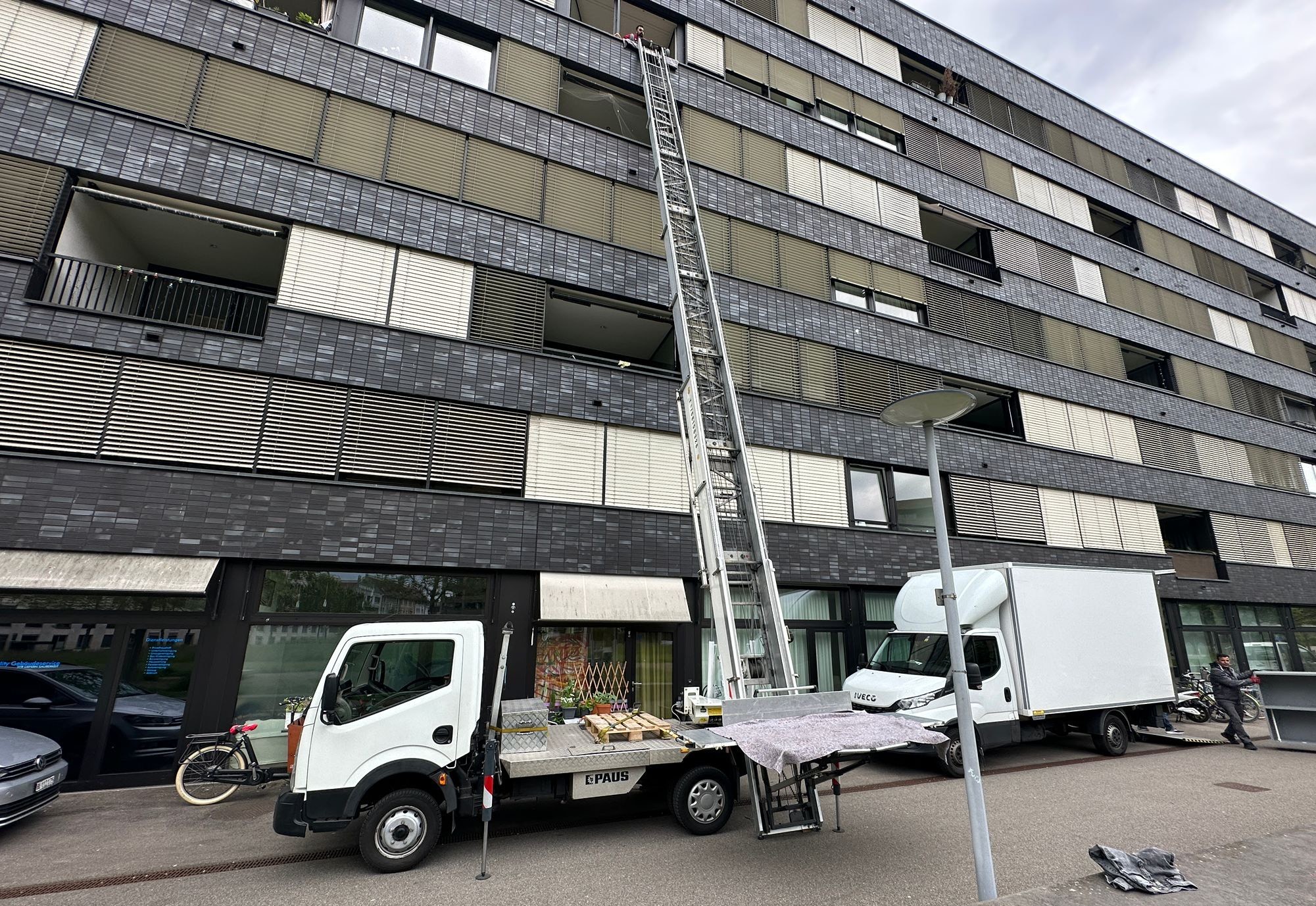 Professioneller Umzug mit Möbelaufzug und Umzugswagen in Zürich